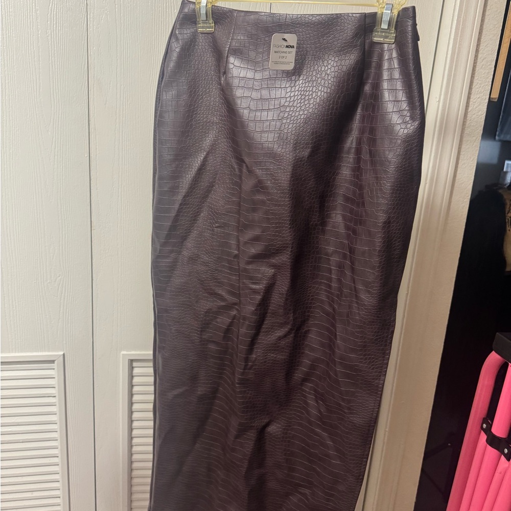 Elegant Brown Crocodile-Patterned Skirt